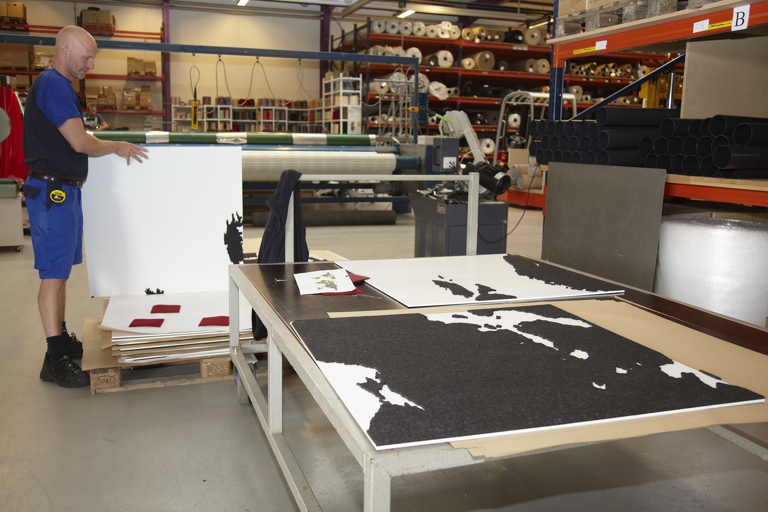 fraster, filt, opklæbning, akustik, uld filt, inspiration, design, indretning, filttavle, udsmykning, opklæbet filt, filt på væg, limet filt, vægfilt, filtfarve, dekoration